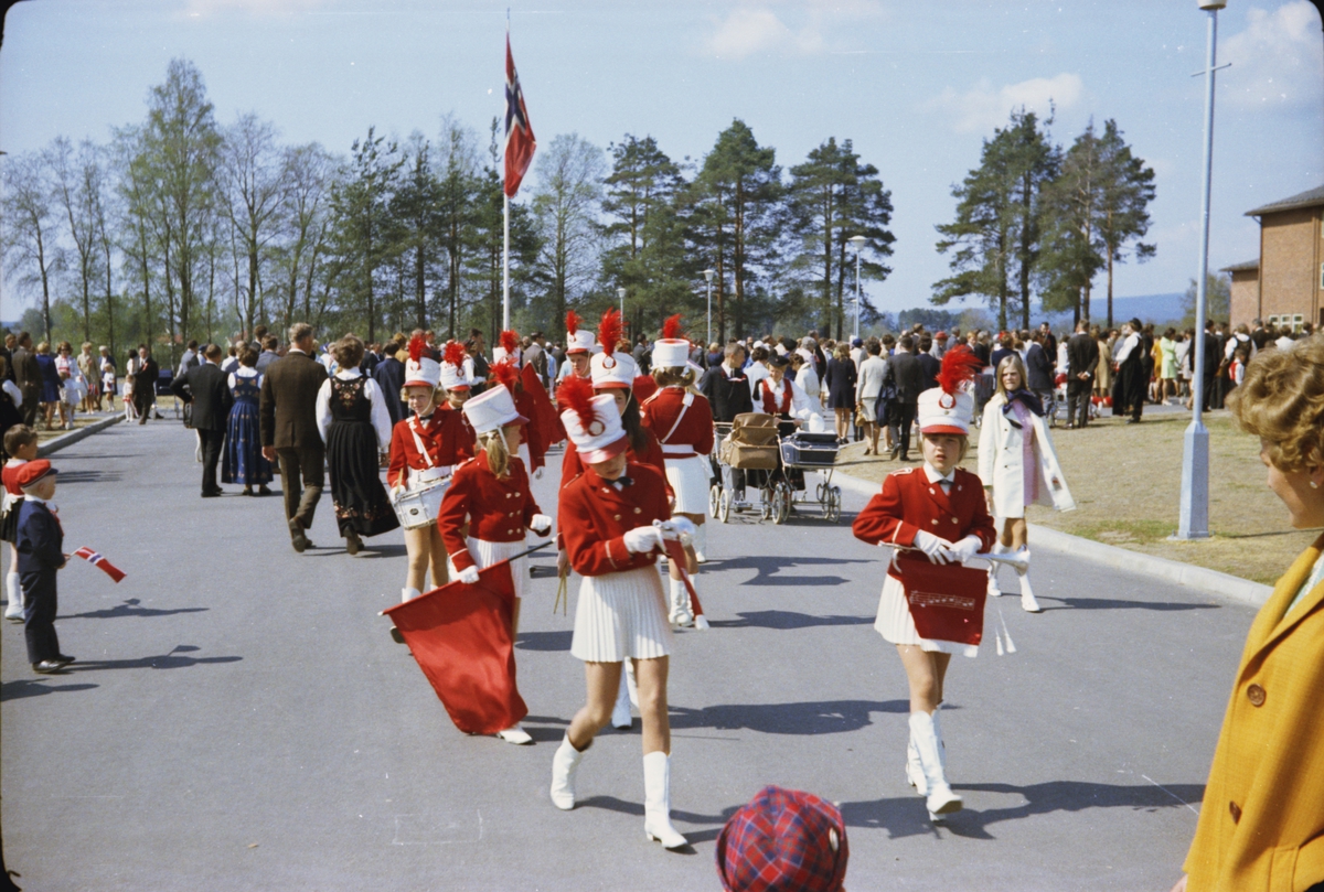 17. mai, Elverum. 1970. Ungdomsskolen / nye Folkvang. Folkemengde. Drilljenter. 