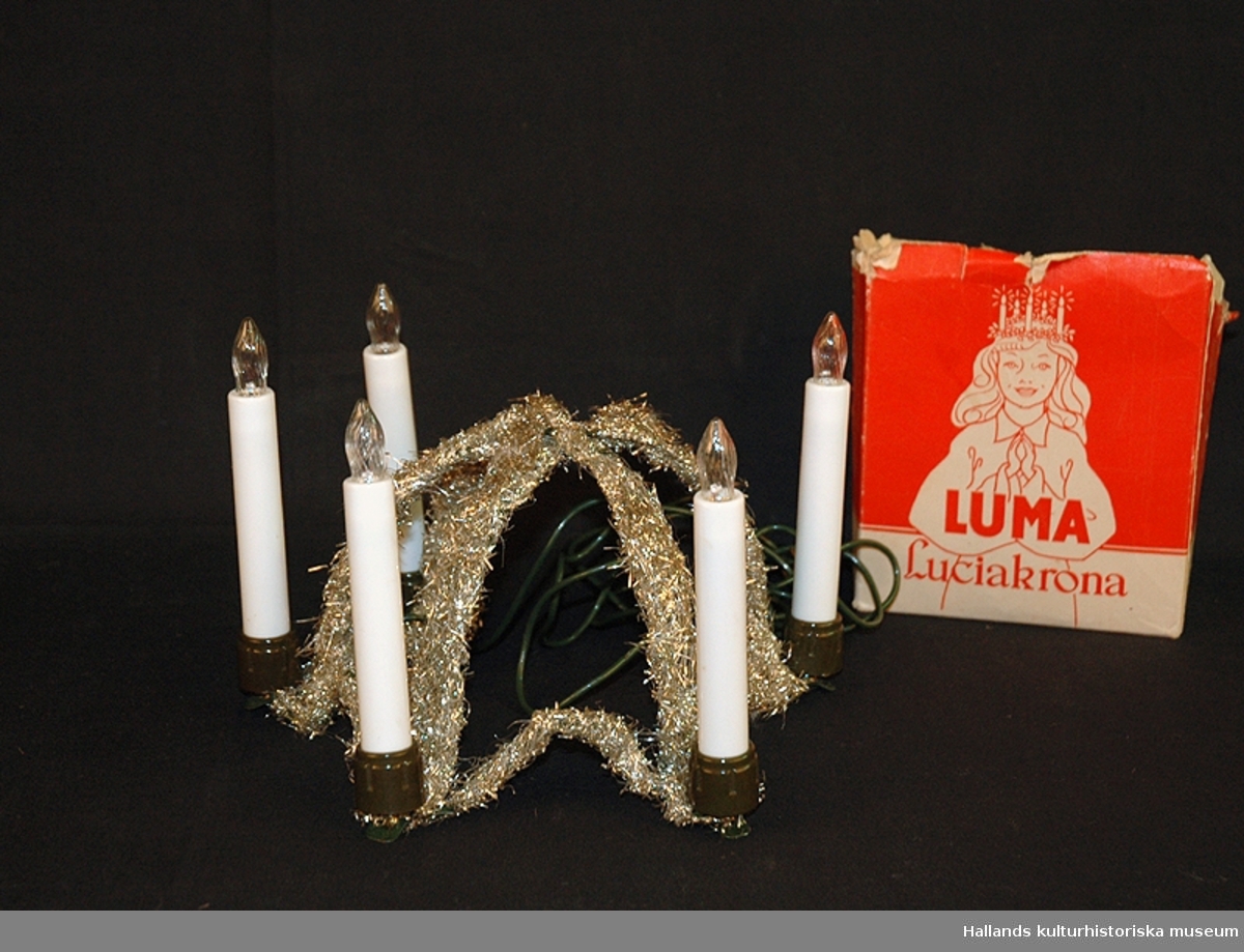 Luciakrona "Luma" med fem seriekopplade ljus, sladd samt rester av glitter som suttit på kronan.