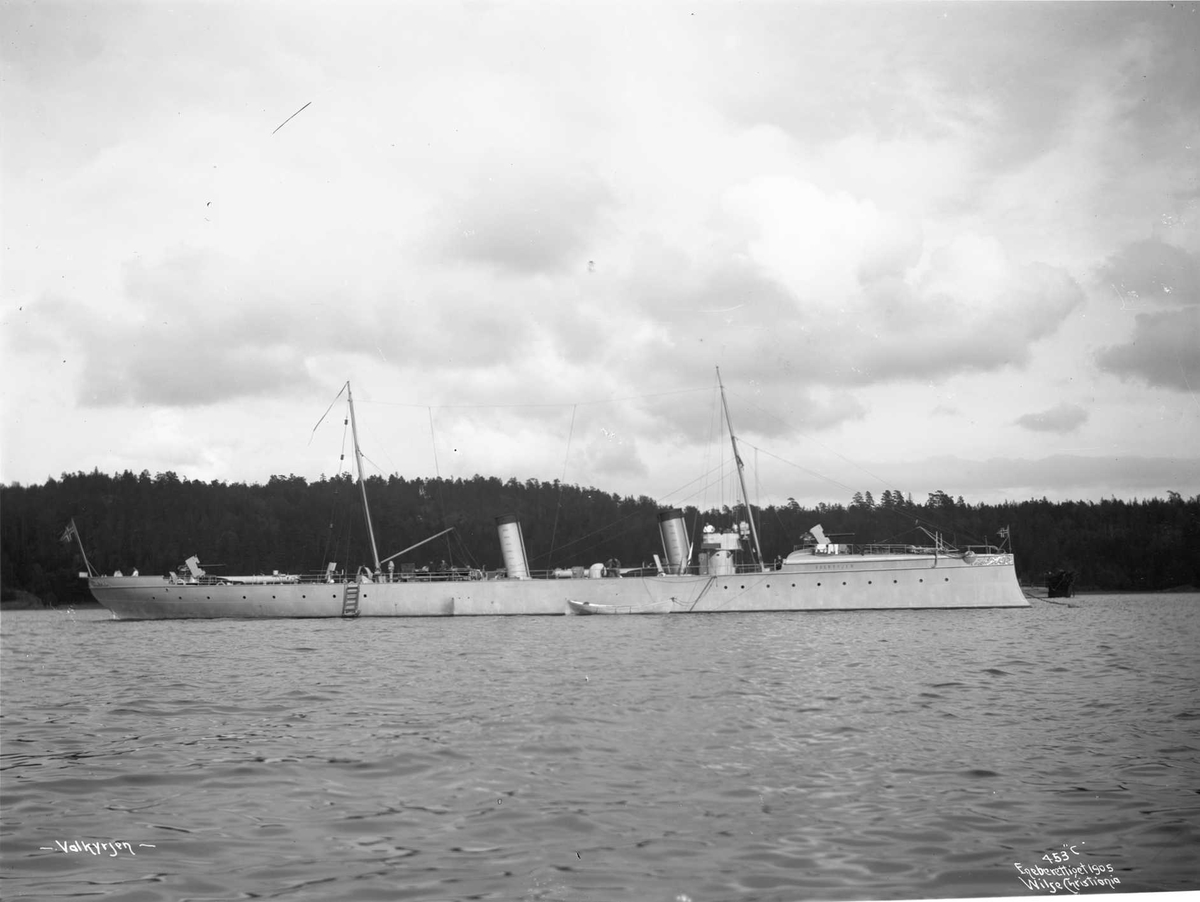 Valkyrien (b. 1896, Scichau-Werke, Elbing), på havnen, bredside
