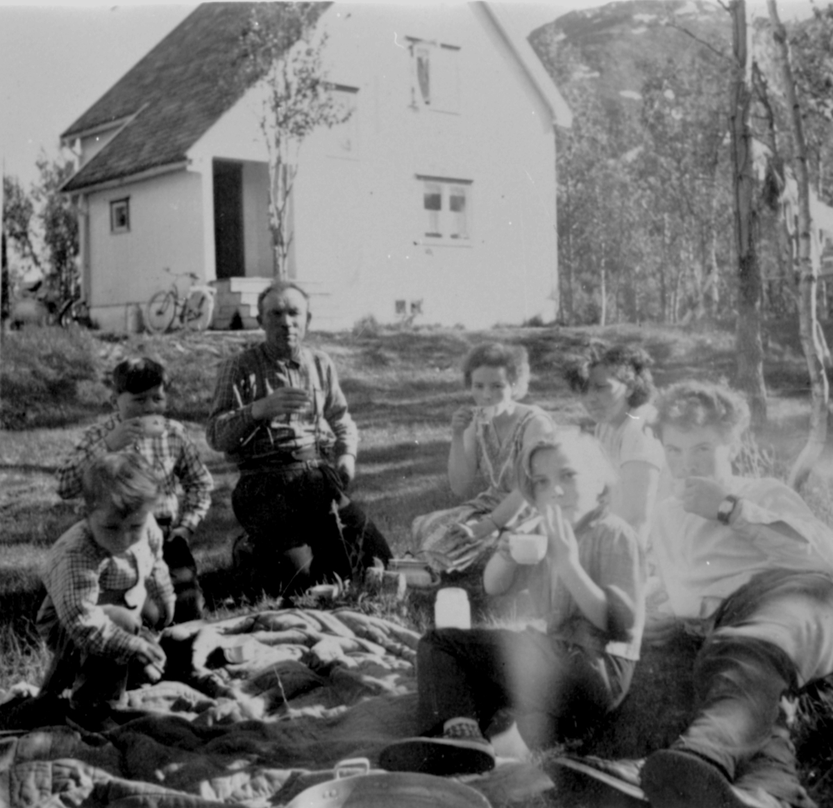 Gruppebilde. Famile foran hus, Sønnlica. 1957. Fra venstre ukjent, Harald Severinsen, Johan Severinsen, Margoth Larsen, ukjent, Synnøve Wilhelmsen, Teodor Severinsen.