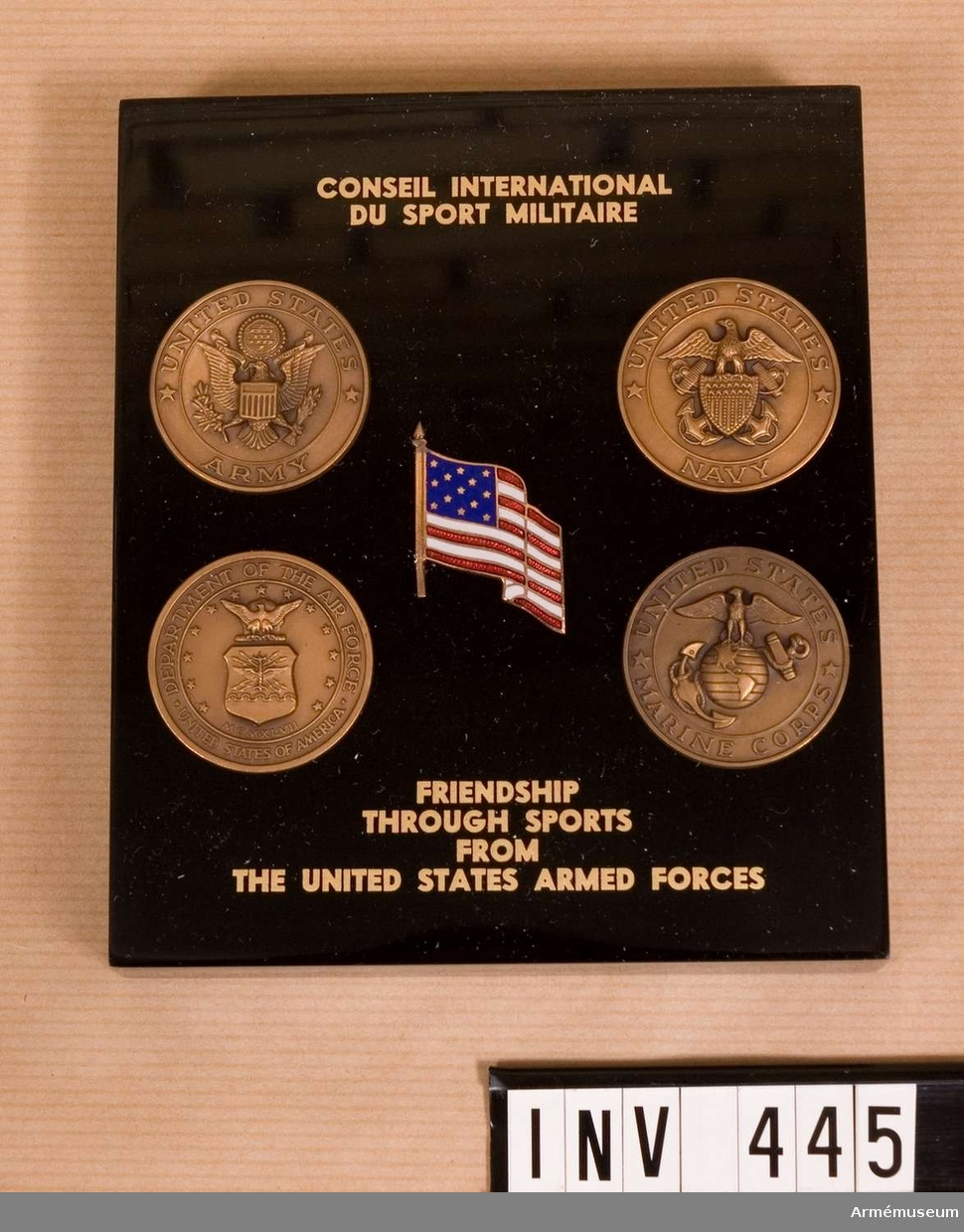 Med amerikanska flaggan och de fyra försvarsgrenarnas medaljer.