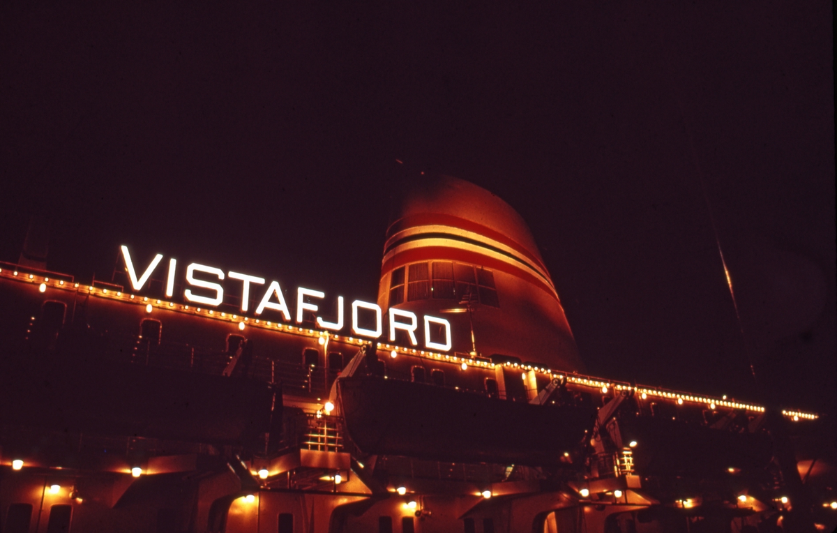 M/S 'Vistafjord' (b.1973, Swan, Hunter & Wihham Richardson, Wallsend), - om kvelden.