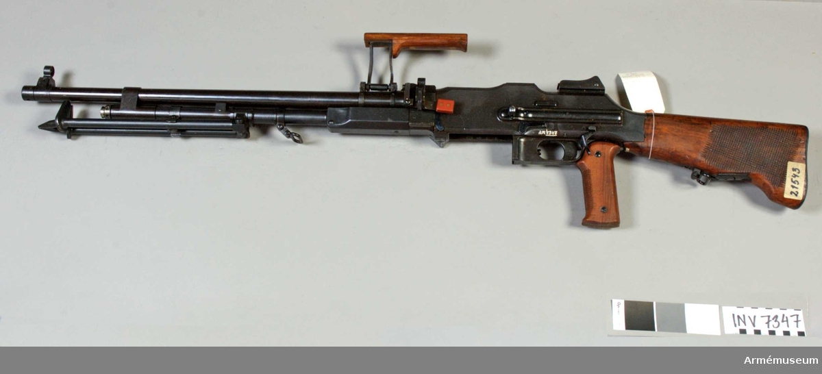 Kulsprutegevär m/1937, system Colt - Browning, försök med kaliber 7.62 mm.

Tillverkningsnr 23811. Märkt med en krona S.S. CÖ 7,62.Kulsprutegevär m/1937 är konstruerat enligt principen "gasuttag på pipan". Vapnet kan användas för hel- och halvautomatisk (patronvis) eld. Det matas med ammunition från magasin med 20-skott. Pipan har 7.62 mm kaliber. Vapnet är försett med benstöd och har ramsikte med diopter och pelarkorn med skyddsring. Eldhastighet vid helautomatisk eld 8 skott/sek. Eldhastighet vid patronvis eld 1-2 skott/ sek. Utgångshastighet 760 m/sek. På kolvens högra sida finns en märkbricka. Brickan anger vapnets kaliber, gravrostklass samt om vapnet är skottställt med överslag.