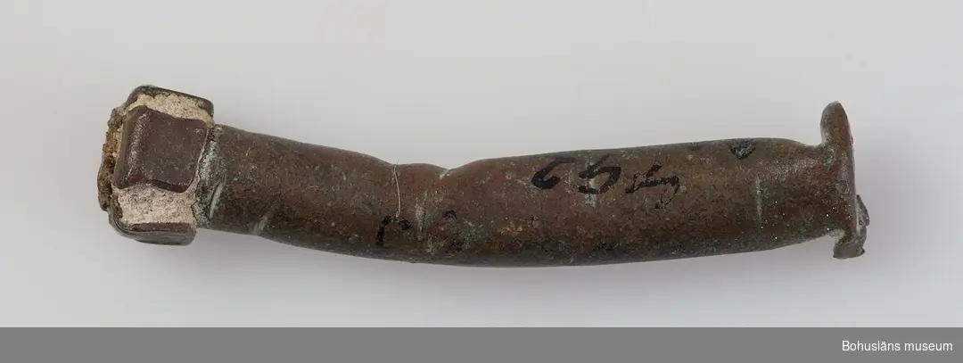 Ur handskrivna katalogen 1957-1958:
Bronsbit
1883-1886
L: 4,0. Br. 0,7. Liten bronstång. Palestina

Lappkatalog: 99