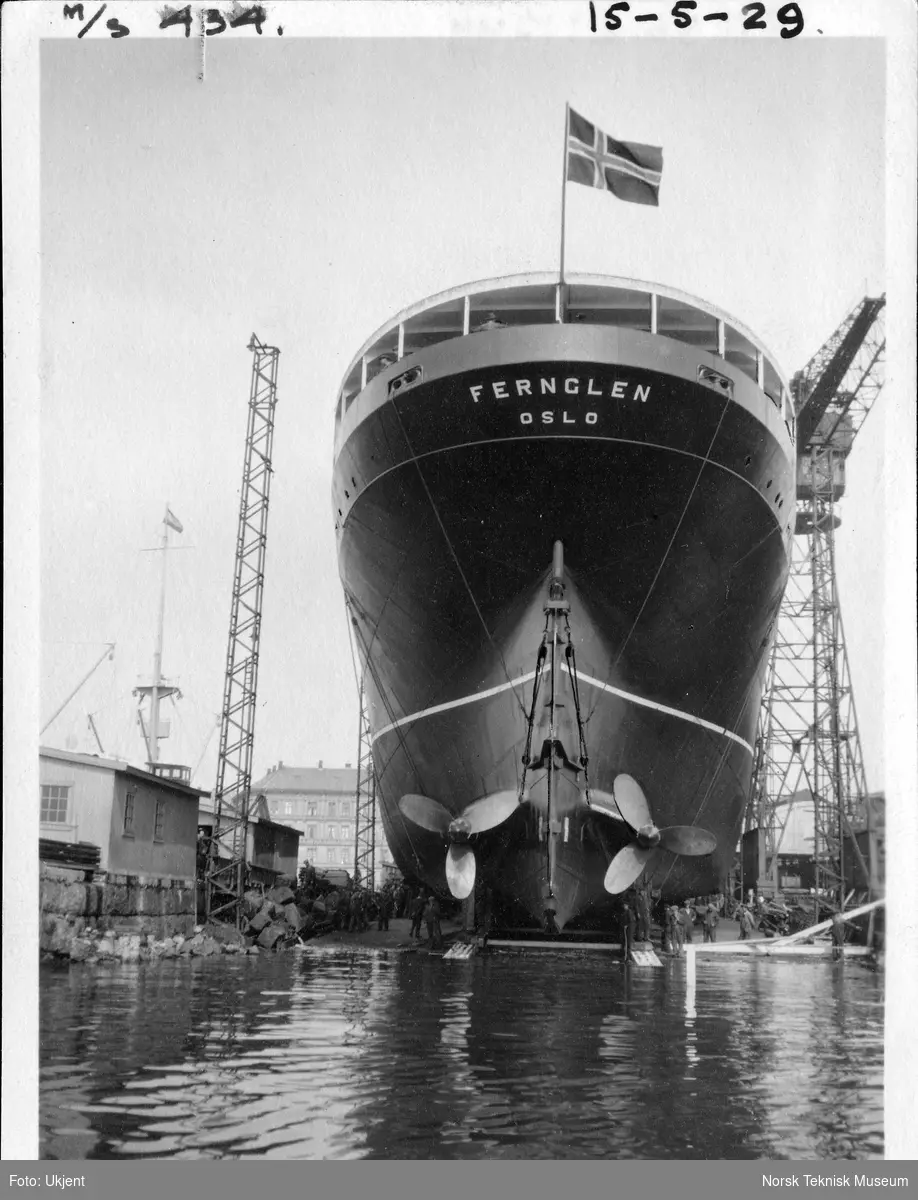 Stabelavløpning, lastebåten M/S Fernglen, B/N 434 på Akers Mek. Verksted 15. mai 1929. Skipet ble levert av Akers mek. Verksted i 1929 til Fearnely & Eger, Oslo.