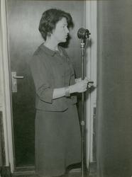 Gudmoren fru Randi Bratteli holder tale i velferdsbygget ett