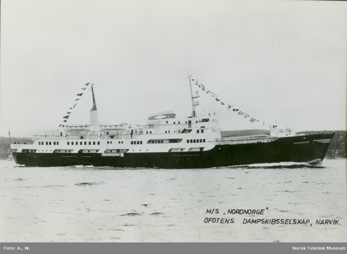 Postkort, eksteriør, passasjerskipet M/S Nordnorge, B/N 550 i Oslofjorden. Skipet ble levert av Akers Mek. Verksted til Ofotens Dampskipsselskap 5. juni 1964.