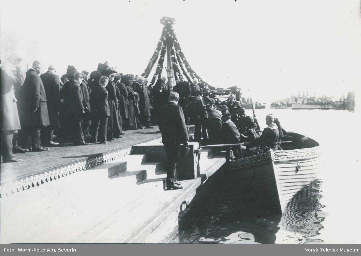 Fra Bjørnstjerne Bjørnsons begravelse, april 1910, kisten bæres i land etter å ha blitt fraktet fra Paris via København med panserskipet "Norge".