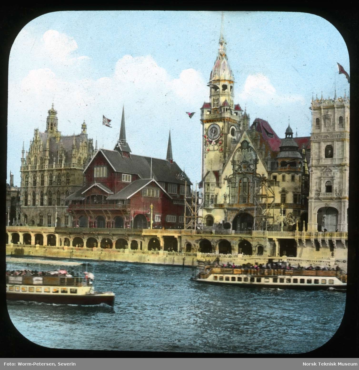Verdensutstillingen i Paris 1900. Nasjonenes gate, Norges paviljong i midten.