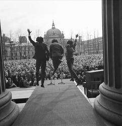 The Key Brothers spiller på moteshow på Universitetsplassen.