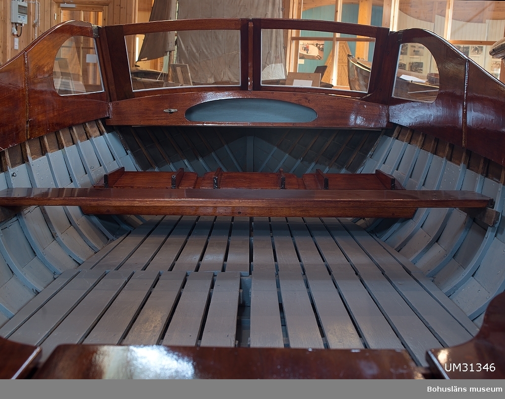 Båten visas permanent  i Båthallen, Bohusläns museum.

Öppen 15 fots motorbåt med rak akter. Fördäck, delad snedställd vindruta, sidorutor och kapell. Stor sittbrunn med tredelad och formsågad toft av furu i aktern. Vindrutor fördelade på fyra rutor varav den högra är öppningsbar. 
Båten har varit försedd med en utombordsmotor.

Till båten hör två stänger UM31346:2 till ett grönt kapell, UM31346:3, flaggstång UM31346:4 samt två årtullar UM31346:5.
Motor saknas.

Campingbåten Aje är en  tidstypisk nöjes- och fritidsbåt för en familj.
Båttypen började byggas i Sverige i slutet av 1930-talet till början av 1960-talet. Ett känt båtvarv som byggde campingbåtar var varvet Storebro. Båten ritades för att serietillverkas och därmed vara billig nog att kunna köpas av arbetare och lägre tjänstemän. Det var också under 30-talet som vanligt folk började få semester. Båttypen kallades i början också för passbåt.
Man kan stuva undan stolarna och bädda för två på durken - man kunde "tälta på sjön", därav smeknamnet campingbåt.

Båten har ägts av Ivan Johansson på Restenäs. Båten framfördes med utombordsmotor Volvo Penta med lång rigg, möjligen en Archimedes.
Båten är byggd i Henån.

Under åren november 2005 - våren 2008 renoverades Aje till utställningsbart skick hos Båtbyggeriavdelningen på Uddevalla Gymnasieskolas båtbyggarutbildning, Östraboskolan som ett led i skolans utbildning. Arbetet är dokumenterat och beskrivet i ett projektarbete av eleven Emma Karlsson.

Litt: Borgenstam, Curt: Min motorbåt. 1965
Olsson, C: Electroluxbåten. Sjöhistoriska museet, 1994.
Kalfjäll, Birgitta: Campingbåten. Artikel i Tidningen Vi, sommaren 1994