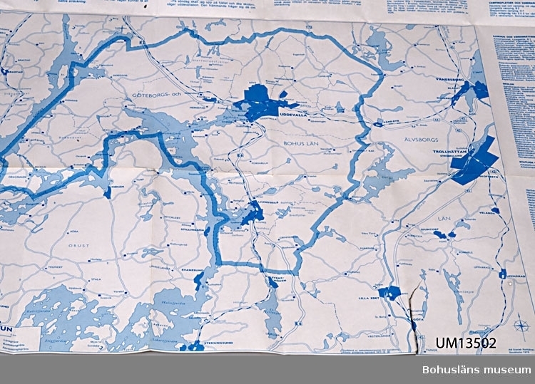 Karta tryckt 1974 över Uddevalla kommun; Kommunkarta och vägvisare Uddevalla.
Omslagets bild är tecknad av uddevallakonstnären Caje Huss (1921-2007).

Föremålet har använts av familjen Abrahamson i deras sommarstuga i Sundsandvik, byggd 1939.
För ytterligare upplysningar om förvärvet, se UM031385.