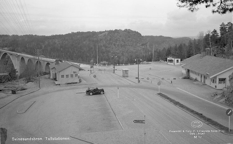 Enligt AB Flygtrafik Bengtsfors: "Svinesund Bohuslän".
Enligt text på fotot: "Svinesundsbron. Tullstationen".