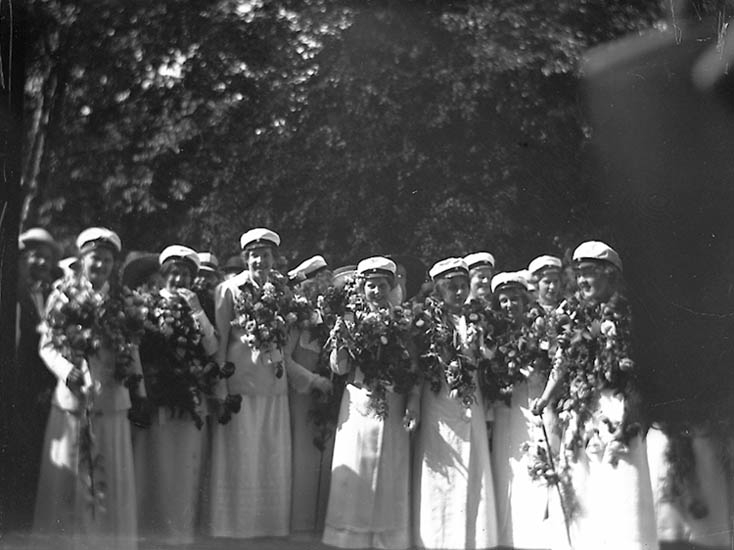 Text till bilden: "Uddevalla. Grupp kvinnliga studenter".