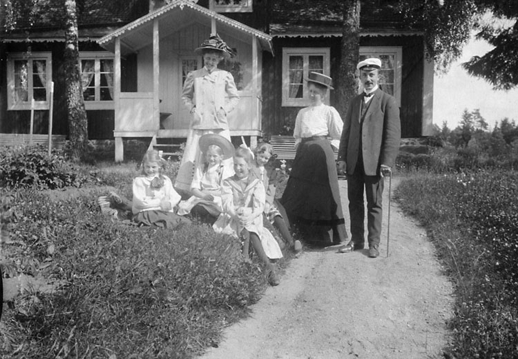 Enligt noteringar: "Björket" 1909, Lisa Hägge, Aina Ekdahl, fröken Leander, Bengtsson och Gunhild Leffler."