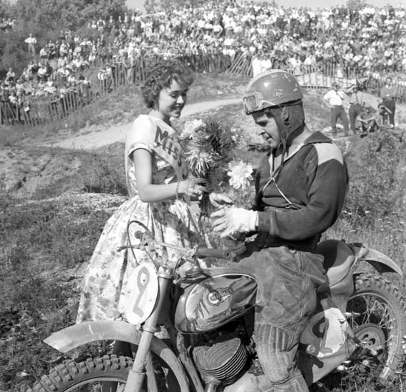 Miss SM delar ut blommor till en förare på SM Motocross, Kuröd, Uddevalla, den 6 september 1959