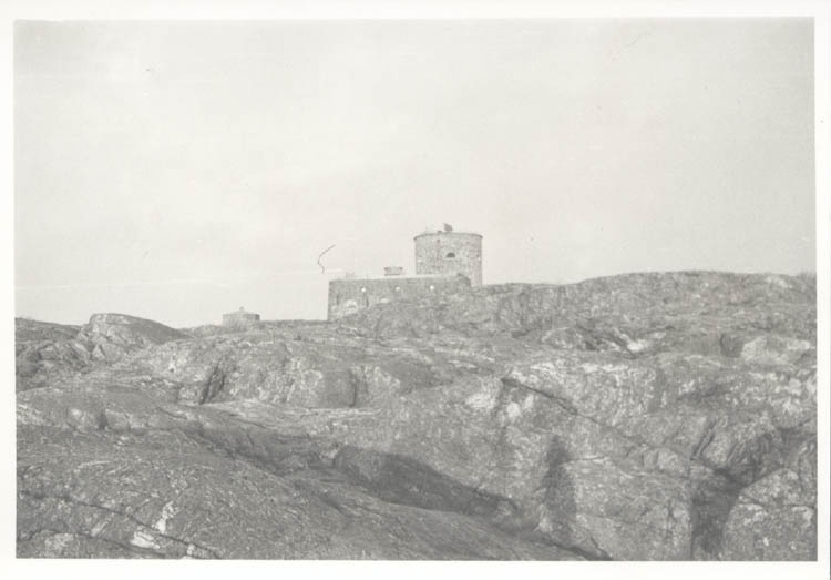 Noterat på kortet: "Marstrand. Fästningens torn i närheten av Tåudden. Juldagen 1961."