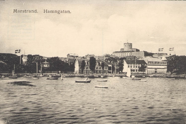 Tryckt text på kortet: "Marstrand. Hamngata."
"Förlag: Axel Hellman, Marstrand."
