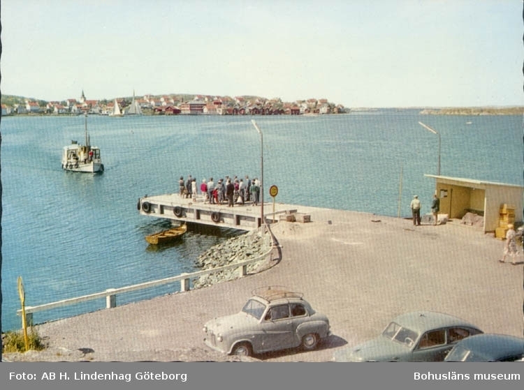 Tryckt text på kortet: "Gullholmen. Färjeläget Tuvesvik."
"Förlag: Firma H. Lindenhag, Göteborg."
