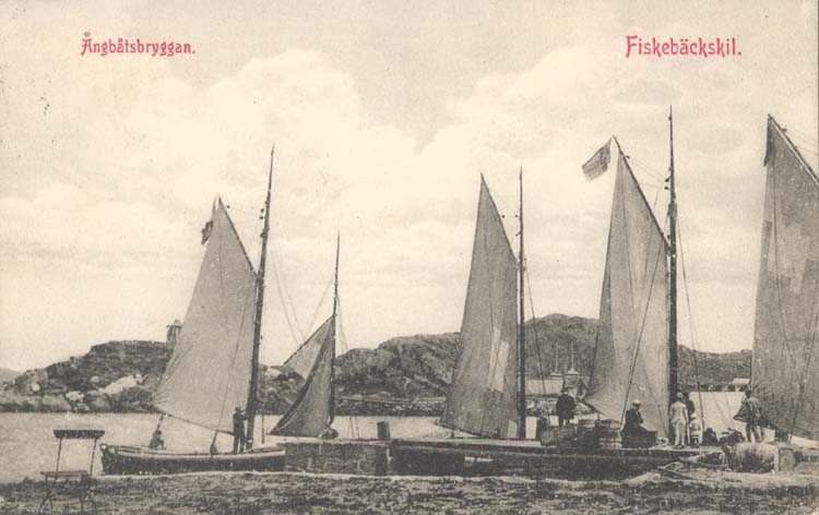 Tryckt text på kortet: "Ångbåtsbryggan. Fiskebäckskil." 
"Tekla Bengtssons pappershandel, Fiskebäckskil."