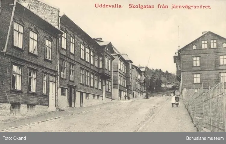Tryckt text på kortet: "Uddevalla. Skolgatan från järnvägsspåret." 