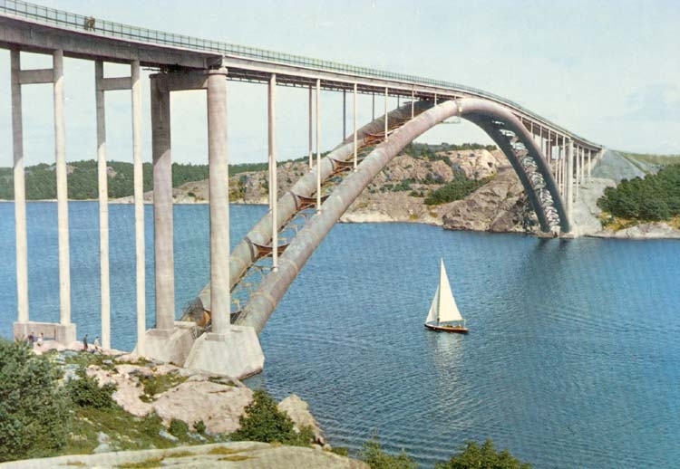 Tryckt text på kortet: "Nya Tjörnbron och Orustleden. Bron över Askeröfjorden."