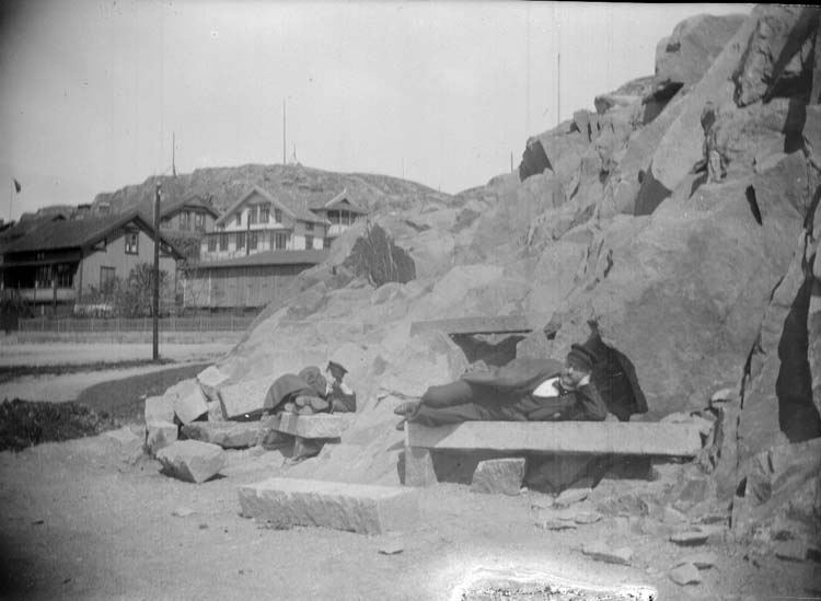 Enligt text som medföljde bilden: "Lysekil, Löfqvist och H.Hallgren vid Carlavägen taget av Kalle 1898".