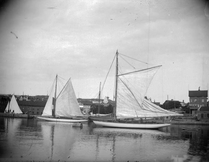 Enligt text som medföljde bilden: "Lysekil. Göteborgs Kungliga Segelsällskaps Utställningsbåt för 1898 Louise och Aida taget d. 26/6 1898".