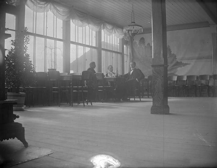 Enligt text som medföljde bilden: "Lysekil. Lindbergs veranda. Calle, Löfberg o Nilsson 1898".