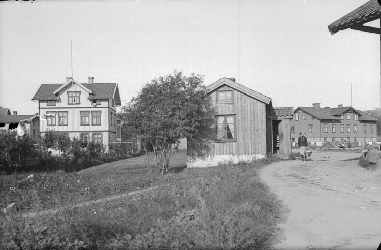 Enligt text som medföljde bilden: "Gammal stuga, Högströms och Folkskolan Slätten I Okt. 1913."