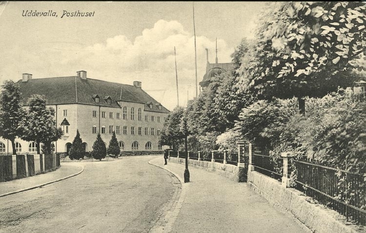 Tryckt text på vykortets framsida: "Uddevalla, Posthus."