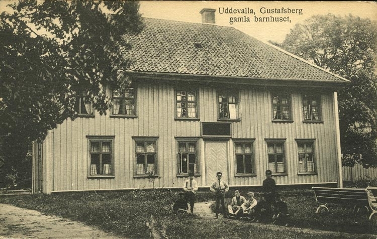 Tryckt text på vykortets framsida: "Uddevalla, Gustafsberg gamla barnhuset."
