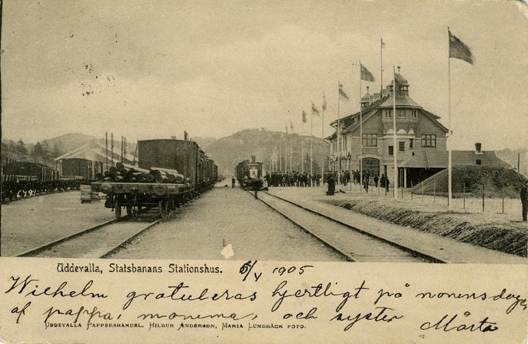 Tryckt text på vykortets framsida: "Uddevalla, Statsbanans Stationshus."