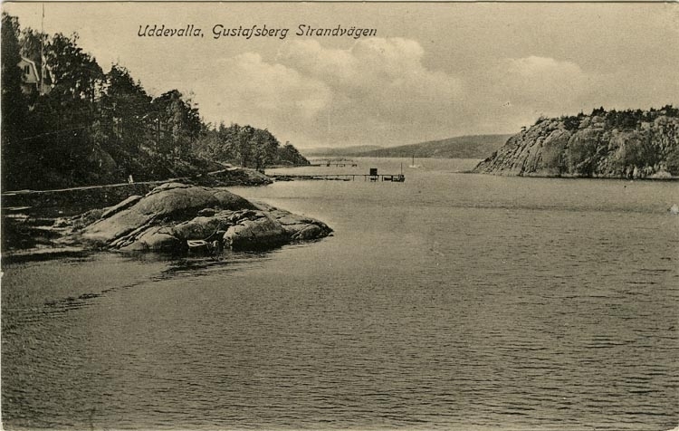 Tryckt text på vykortets framsida: "Uddevalla, Gustafsberg, Strandvägen."