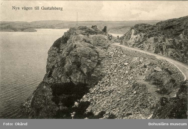 Tryckt text på vykortets framsida: "Uddevalla, Nya Landsvägen till Gustafsberg."
