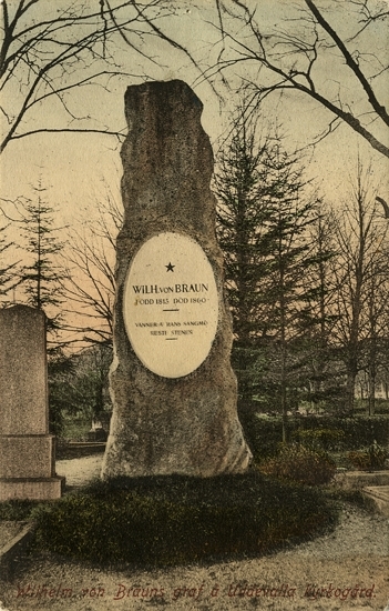 Tryckt text på vykortets framsida: "Wilhelm von Brauns graf å Uddevalla kyrkogård."