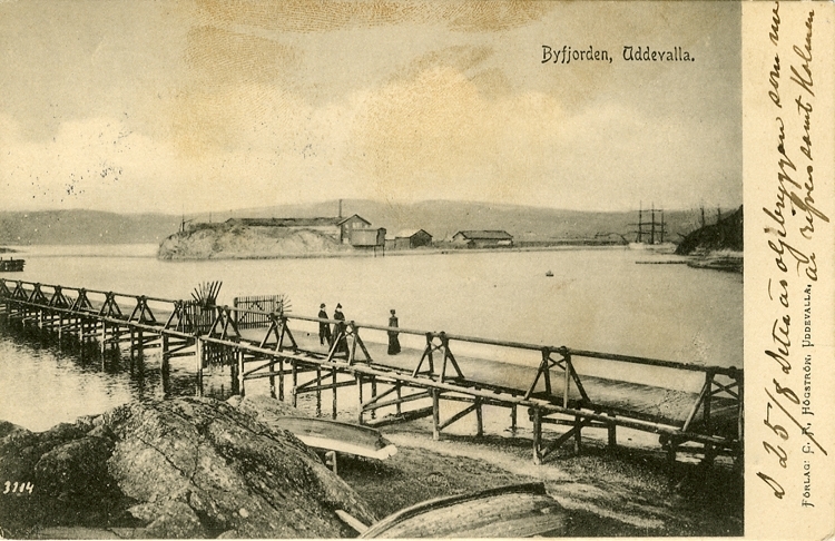 Tryckt text på vykortets framsida: "Byfjorden, Uddevalla."
