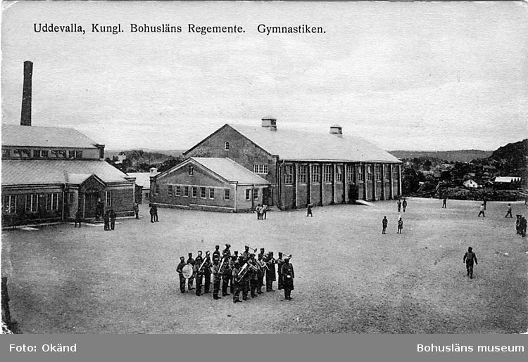 Tryckt text på vykortets framsida: "Uddevalla, Kungl. Bohusläns Regemente. Gymnastiken."