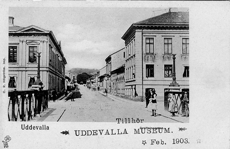 Tryckt text på vykortets framsida: "Uddevalla Drottninggatan".
