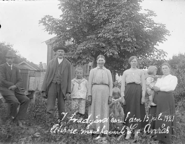 "I trädgården! den 15 juli 1921. Ahrne med familj L:a Anrås." skrivet på fotot.
