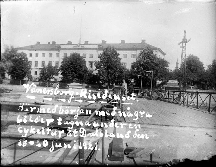Enligt text på fotot: "Vänersborg. Residenset. Härmed början med några bilder tagna under en cykeltur åt Dalsland den 18-20 juni 1921".