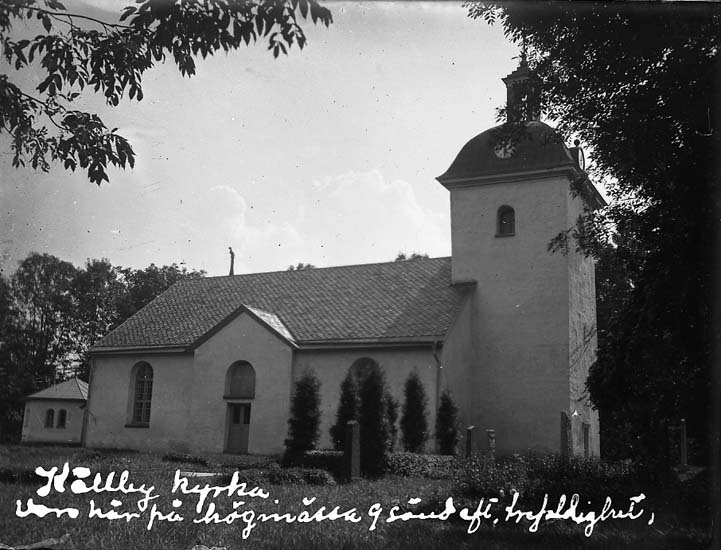 Enligt text på fotot: "Källby kyrka, var här på högmässa 9 sönd eft. trefaldighet".
Enligt notering: "Källby kyrka, 14 aug. 1927".
