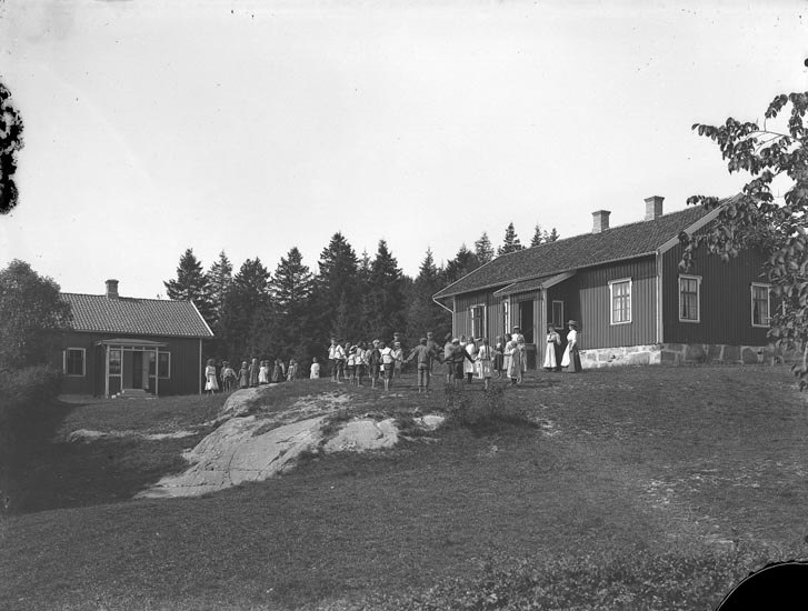 Enligt fotografens noteringar: "Stene skolhus omkring år 1914? eller tidigare. Lärarinnor äro Fröken Elin Thoren Fröken Olsson?"