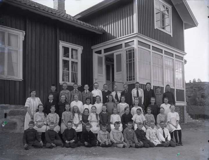 "1923. 235. Folkskollärarinnan Elin Thorén, Stene." 

"Elin Thorén. Stene skola."