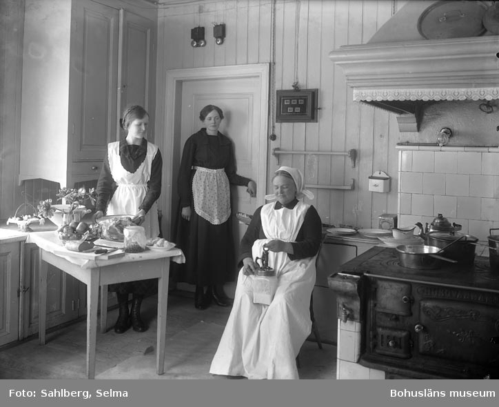 Text som medföljde bilden: "Fröken Ida Larsson Ma...? Fred...? Kok...? Fru J....? Ko...? Fru ......? Löfs...?."

Uppgifter från Munkedals HBF: "Byggnaden kallas "Mässen" och Ida Larsson var köks- chef."