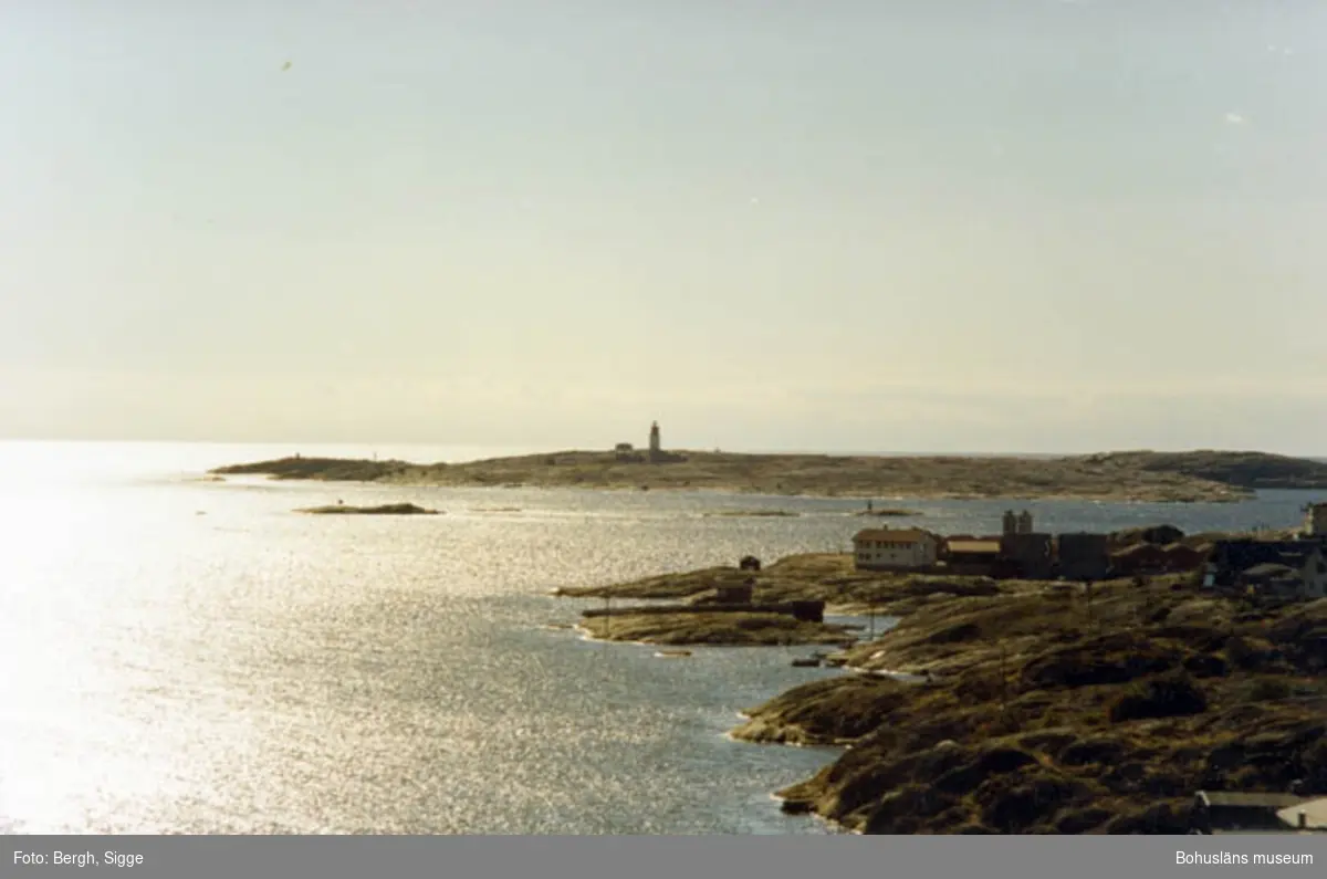 Enligt text på fotot: "Hållö fyr från Smögenbron 1989, Bohuslän Jfr "Balladen om Blue Bird av Hull" Nya reningsverket på Smögen på höger sida".