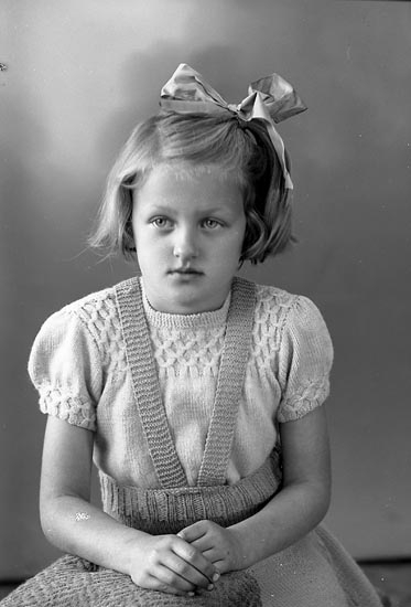 Enligt fotografens journal nr 7 1944-1950: "Johansson, Mona, adr. Fru Asta J. Anvik Spekeröd".