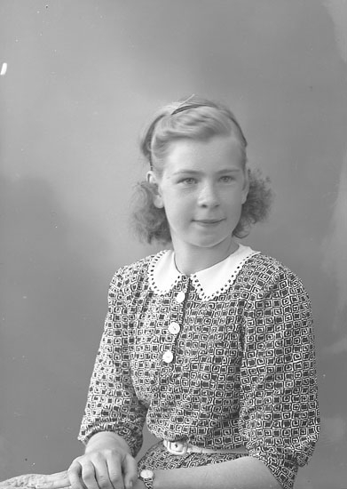 Enligt fotografens journal nr 8 1951-1957: "Niklasson, Astrid Kallseröd Henån".