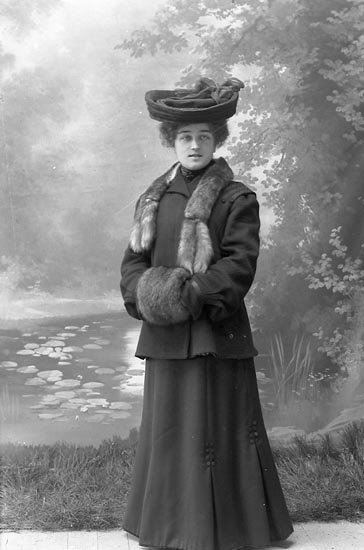 Enligt fotografens journal nr 1 1904-1908: "Andersson Alma, Sanden, Stenungsund".