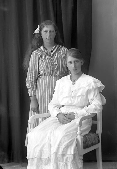 Enligt fotografens journal nr 3 1916-1917: "Abrahamsson, Alida (Olof Isaksson) Här".